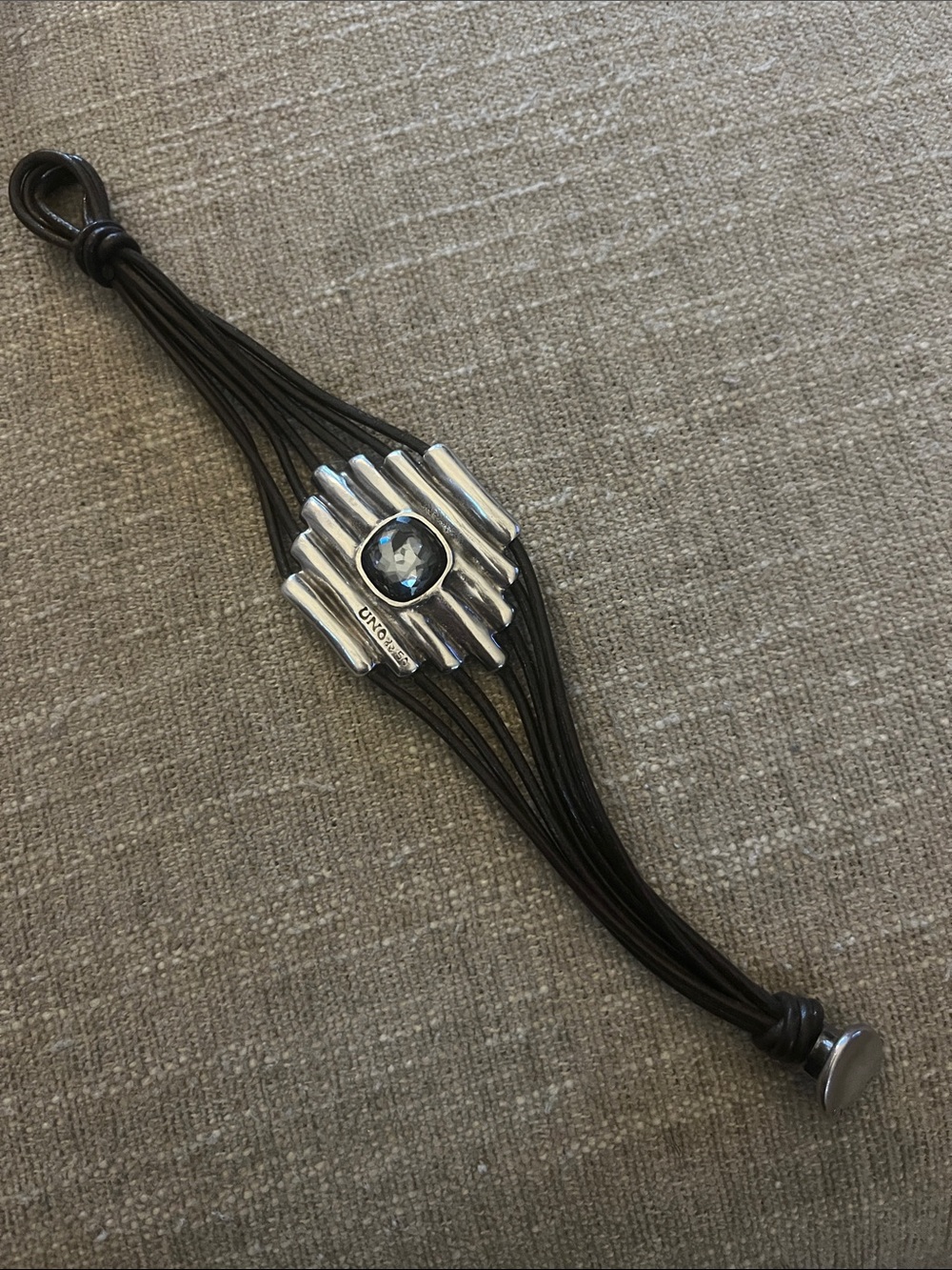 UNOde50 leather bracelet with crystal stone.